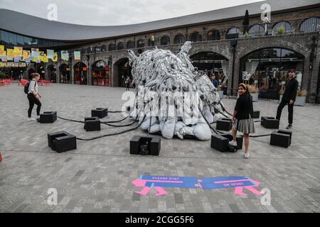 Londra UK 11 settembre 2020 l'acclamato designer Marlène Huissoud ha creato ‘Unity’ un'installazione su larga scala sullo sfondo di Coal Drops Yard in King's Cross. Controllato da pompe a pedale, i visitatori hanno lavorato insieme in un simbolo di forza e speranza, per dare vita al pezzo. Pompando la scultura, Lentamente svelando una nuova forma, l'installazione si trasforma in forma davanti ai loro occhi: Crescere, ballare, respirare e rivelare il suo pieno potenziale.Paul Quezada-Neiman/Alamy Live News Foto Stock