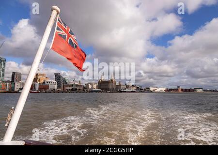 Vista dello skyline del lungomare di Liverpool dal Mersey Ferry, Merseyside, Inghilterra Foto Stock