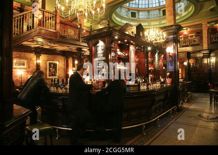 Londra, UK - 04 novembre 2010: Vista interna di una casa pubblica, conosciuta come pub, per bere e socializzare, è il punto focale della comunità, Pub bu Foto Stock