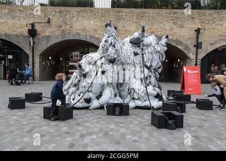 Londra UK 11 settembre 2020 l'acclamato designer Marlène Huissoud ha creato ‘Unity’ un'installazione su larga scala sullo sfondo di Coal Drops Yard in King's Cross. Controllato da pompe a pedale, i visitatori hanno lavorato insieme in un simbolo di forza e speranza, per dare vita al pezzo. Pompando la scultura, Lentamente svelando una nuova forma, l'installazione si trasforma in forma davanti ai loro occhi: Crescere, ballare, respirare e rivelare il suo pieno potenziale.Paul Quezada-Neiman/Alamy Live News Foto Stock