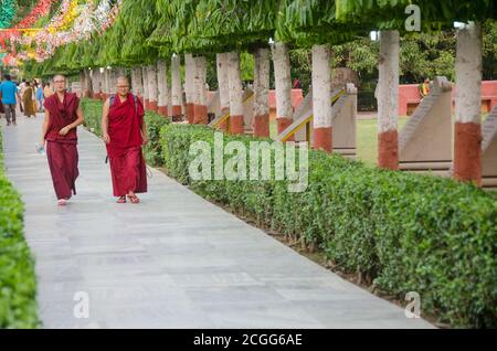 bodh gaya bihar india il 29 aprile 2018 : due lama cambogiani che camminano all'interno dell'area del tempio di mahabodhi bodh gaya bihar india durante buddha purnima. Foto Stock