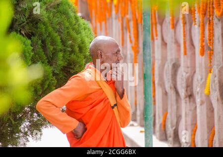 un vecchio lama che partecipa alla preghiera speciale durante il festival di buddha purnima a bodh gaya bihar india. Foto Stock