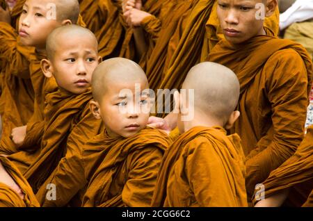 i lamas tibetani del bambino radunano durante il tempo di preghiera a bodh gaya bihar india. Foto Stock