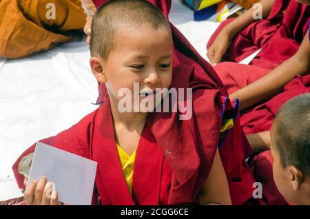 i lamas tibetani del bambino radunano durante il tempo di preghiera a bodh gaya bihar india Foto Stock