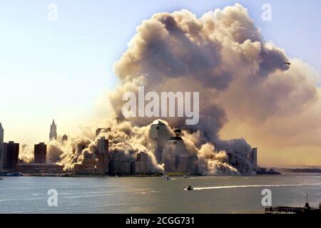 Dopo l'attacco del 11 settembre 2001, le torri crollanti del World Trade Center di New York scompaiono in una fitta nuvola di fumo. Questa mattina due aerei hanno corso nelle torri gemelle in rapida successione. Oltre agli occupanti delle macchine, numerose persone sono state uccise all'interno dei due grattacieli nelle pesanti esplosioni. Apparentemente si tratta di un attacco mirato da parte di terroristi kamikaze. Le parti superiori delle torri salivano immediatamente in fiamme. Parti del relitto e gli edifici delle torri gemelle alte 411 metri volarono sulla strada. Le macchine si impadinarono nei grattacieli all'interno Foto Stock