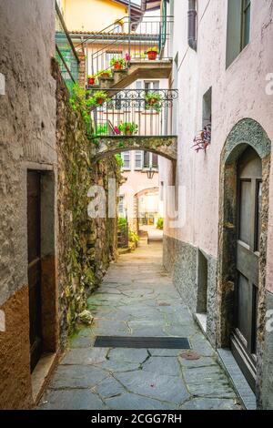 Gandria villaggio vicolo vista verticale con case colorate in Gandria Lugano Ticino Svizzera Foto Stock