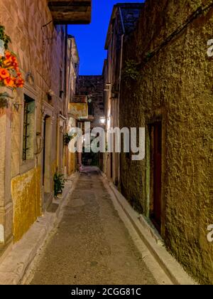 Twilight Love Night è venuto e le lampade sono accese a Pyrgi, uno dei più bei villaggi, Chios isola, Grecia. Il cielo ha un incredibile colore blu. Foto Stock