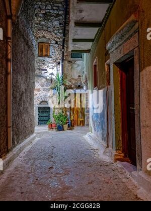 Passeggiata notturna nella città di Mesta, uno dei più bei villaggi dell'isola di Chios. La sua elaborata struttura urbana dà l'impressione di un labirinto. Foto Stock