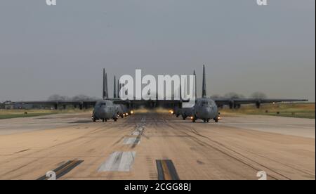 Una formazione di aerei Super Hercules C-130J dalla 317esima ala dell'Airlift siedono sulla linea di volo prima del decollo durante un grande esercizio di forza alla base dell'aeronautica di Dyess, Texas, 14 luglio 2020. Gli aerei di Dyess volarono insieme agli aerei C-130J della diciannovesima Airlift Wing a Little Rock AFB, Arkansas, mentre condussero un volo di grande formazione e completarono airdrop in più luoghi. (STATI UNITI Air Force foto di staff Sgt. David Owsianka) Foto Stock