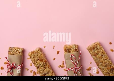 Gustosi granola bar su sfondo rosa, vista dall'alto Foto Stock