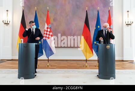 11 settembre 2020, Berlino: Zoran Milanovic (l), presidente della Croazia, e il presidente della Confederazione Frank-Walter Steinmeier, intervengono a una conferenza stampa dopo il loro incontro a Bellevue Palace. L'ex primo Ministro (2011-2016) è Presidente della Repubblica di Croazia dal febbraio 2020. Foto: Bernd von Jutrczenka/dpa Foto Stock