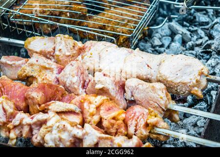 carne alla griglia. Le braci fumano cenere Foto Stock