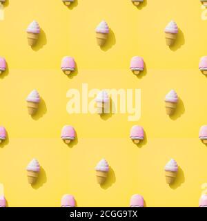 Pattern con gelato su sfondo giallo. Ripetizione senza giunture Foto Stock