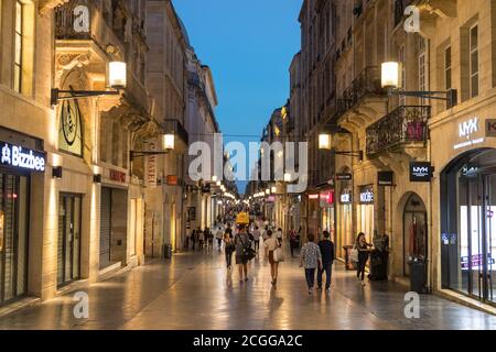 BORDEAUX, Francia - 27 Settembre 2018: la gente a piedi su Rue Sainte Catherine Bordeaux in al crepuscolo, la strada principale dello shopping è pedonale più lunga sh Foto Stock