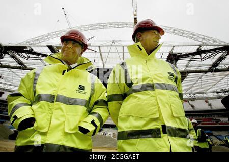 L'immagine deve essere accreditata©Alpha 061031 21/04/06 Sir Bobby Charlton (a sinistra) e Jack Charlton (a destra) a Wembley Stadium. Sette della squadra vincitrice della Coppa del mondo 1966 in Inghilterra sono tornati sulla scena del loro trionfo a Wembley, insieme a 11 membri della squadra della Germania occidentale che hanno battuto per alzare il trofeo. L'evento è stato organizzato per celebrare il 40° anniversario del più grande successo del calcio inglese e come anticipazione si costruisce prima della Coppa del mondo in Germania quest'estate. Foto Stock