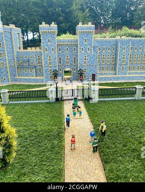 La foto deve essere accreditata ©Alpha Press 066465 22/07/2020 ricostruzione in mattoni Lego della Regina Elisabetta II con Sir Captain Tom Moore che recedeva la sua cavallerezza al Castello di Windsor a Legoland Windsor. Foto Stock