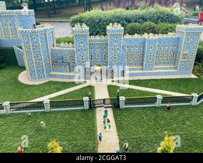 La foto deve essere accreditata ©Alpha Press 066465 22/07/2020 ricostruzione in mattoni Lego della Regina Elisabetta II con Sir Captain Tom Moore che recedeva la sua cavallerezza al Castello di Windsor a Legoland Windsor. Foto Stock