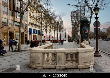 PARIGI, 1 febbraio 2014 - uscita o ingresso della metropolitana al mattino presto sugli Champs Elysees, una delle strade più trafficate della Francia riempito Foto Stock