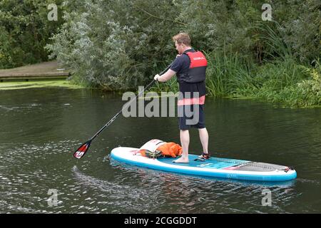uomo paddle boarding sul fiume waveney bungay suffolk inghilterra Foto Stock
