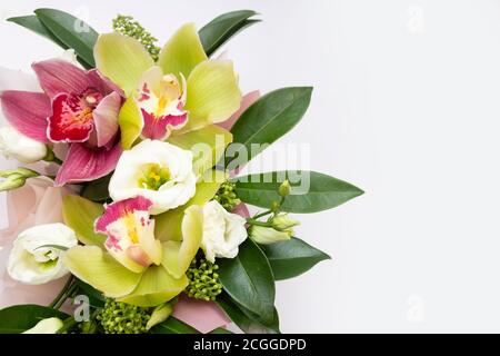 Fiori tropicali orchidee, bouquet romantico di orchidee per spazio copia Foto Stock