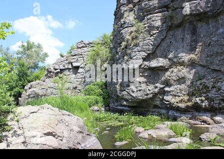 Pietra roccia e verde, zona turistica nelle rocce Foto Stock