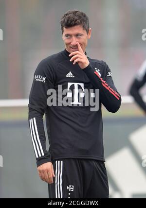 Monaco, Germania. 11 Settembre 2020. Calcio: Bundesliga, prima formazione di squadra del FC Bayern in preparazione per la stagione nel campo di allenamento a Säbener Straße. Robert Lewandowski afferra il naso. Credit: Tobias Hase/dpa/Alamy Live News Foto Stock