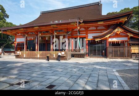 La luminosa sala principale del vermiglio che combina il honden (santuario interno) e l'haiden (sala di offerta) del Santuario di Yasaka (Gion). Kyoto. Giappone Foto Stock