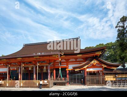 La luminosa sala principale del vermiglio che combina il honden (santuario interno) e l'haiden (sala di offerta) del Santuario di Yasaka (Gion). Kyoto. Giappone Foto Stock