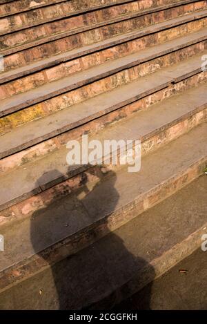 Bhopal / India 11 marzo 2019 ombra del fotografo sulla scala a Bhopal in Madhya Pradesh Foto Stock