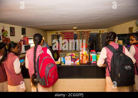 Bhopal / India 11 marzo 2019 ragazze indiane studentesse all'interno della mensa scuola acquistare cibo per il pranzo a Bhopal in Madhya Pradesh Foto Stock