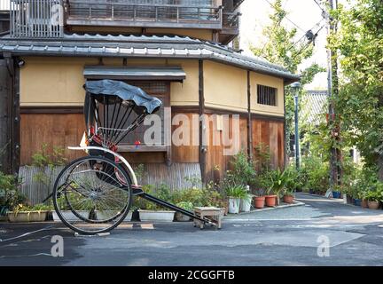 Il carro di risciò tirato (ricksha) sulla strada della vecchia Kyoto. Giappone Foto Stock