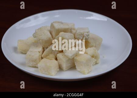 Paneer congelato o casetta su sfondo bianco, latticini, alimenti lavorati Foto Stock