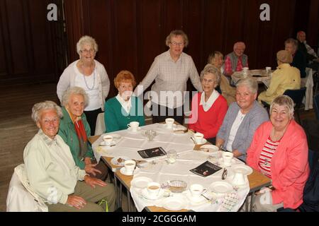 Troon, Ayrshire, Scozia, Regno Unito, 16 agosto 2014. Troon Old Parish Church Coffe mattina per Troon Ladies Hockey Club. Queste Signore godono il caffè più grande e un buon catch up Foto Stock