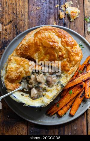 Torta di pollo e funghi con carote arrosto Foto Stock