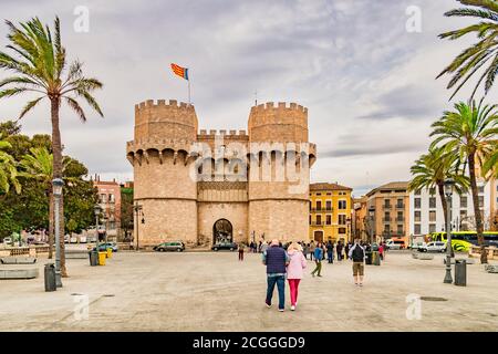 3 marzo 2020: Valencia, Spagna - le Torres de Serranos o Puerta de Serranos, la porta principale del 14 ° secolo della città murata di Valencia nel sud Sp Foto Stock