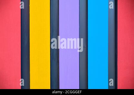 Sfondo di legno con tavole colorate dipinte primo piano. Foto Stock
