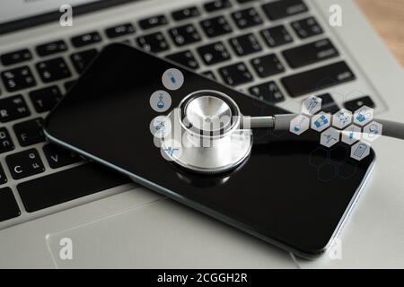 Ci interessa la vulnerabilità di salute che controlla il suo portatile e i dati medici Protezione con controllo delle violazioni sullo smartphone Foto Stock