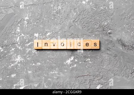 FATTURA parola scritta su legno blocco. FATTURE testo su tabella cemento per il vostro desing, concetto. Foto Stock