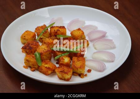 Paneer Tawa o paneer padella fritto, antipasto indiano fatto con formaggio caserario e spezie, antipasto Foto Stock