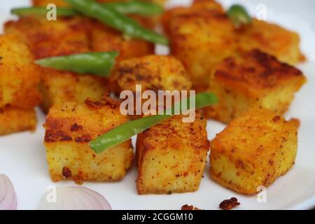 Paneer Tawa o paneer padella fritto, antipasto indiano fatto con formaggio caserario e spezie, antipasto Foto Stock