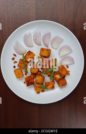 Paneer Tawa o paneer padella fritto, antipasto indiano fatto con formaggio caserario e spezie, antipasto Foto Stock