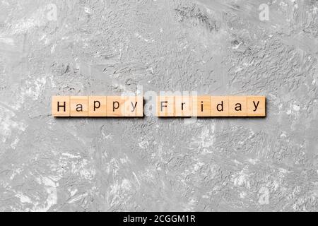 Happy friday parola scritta su legno blocco. Happy friday testo su cemento tavolo per il vostro desing, concetto. Foto Stock