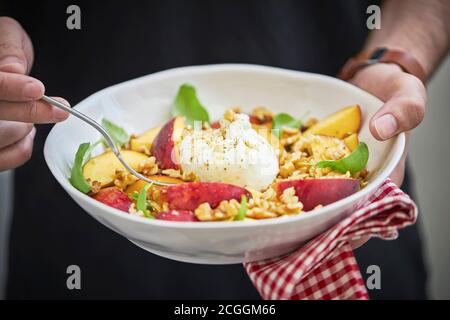 Burrata e insalata di pesche Foto Stock