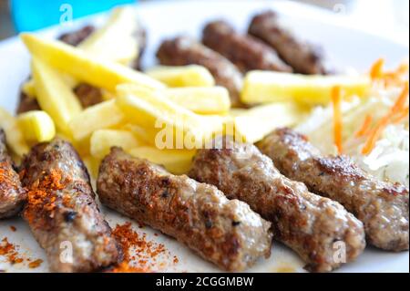 griglia tradizionale in macedonia e balcani, kebap in un piatto. Foto Stock