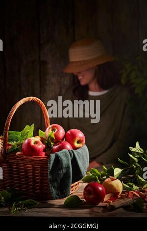 Le mele rosse in un cestello Foto Stock