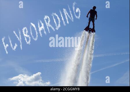 Uomo in posa al nuovo flyboard - l'iscrizione 'flyboard' Foto Stock