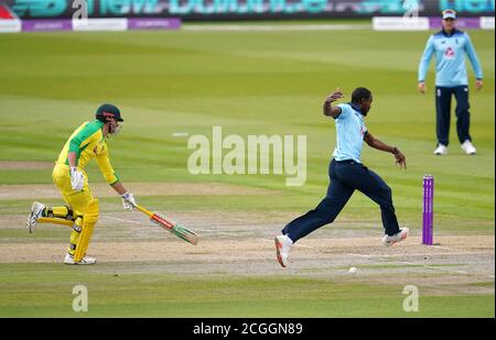 L'inglese Jofra Archer (a destra) tenta di calciare la palla al wicket mentre Marcus Stoinis dell'Australia fa il suo terreno durante il primo incontro Royal London ODI a Emirates Old Trafford, Manchester. Foto Stock