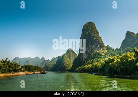 Tipico paesaggio carsico cime in Cina lungo il fiume li Foto Stock