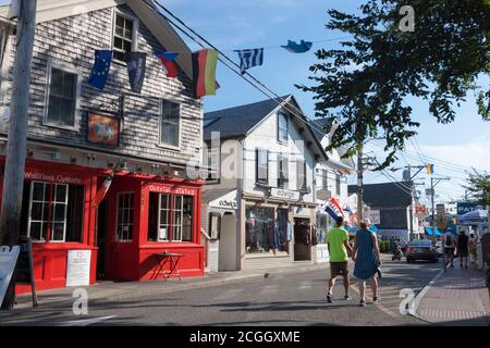 Commercial Street a Provincetown, Massachusetts, con ristoranti e negozi. Foto Stock