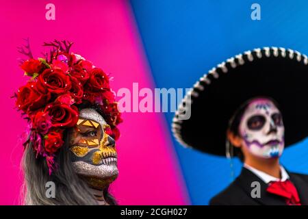 Una giovane coppia, in costume da la Catrina, partecipa alle celebrazioni del giorno dei morti a Oaxaca, Messico. Foto Stock